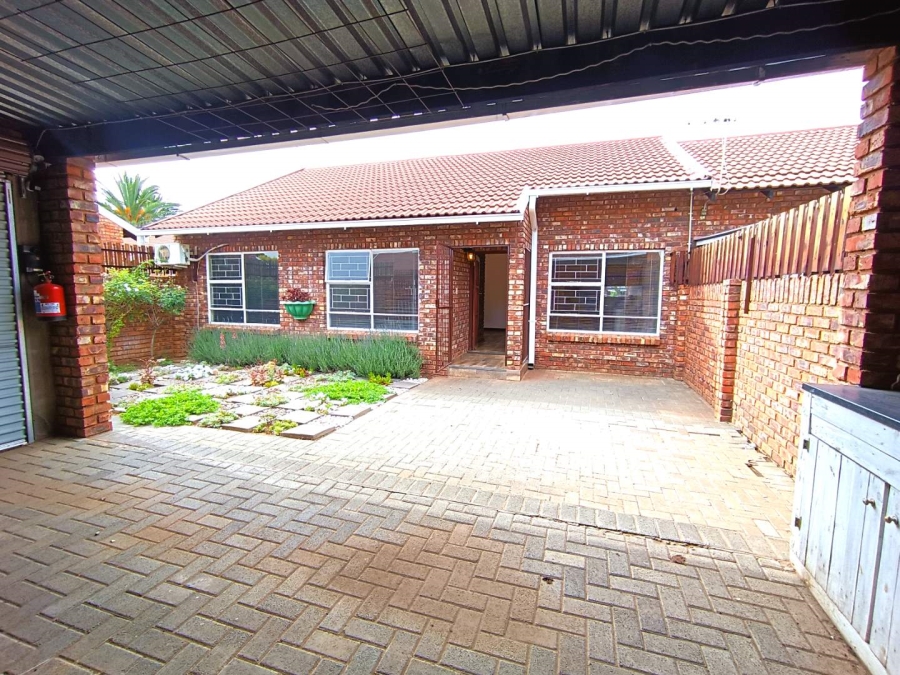 3 Bedroom Property for Sale in Langenhovenpark Free State